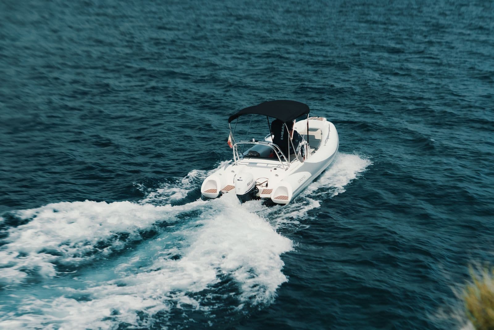 Regal 2100 varend op open water