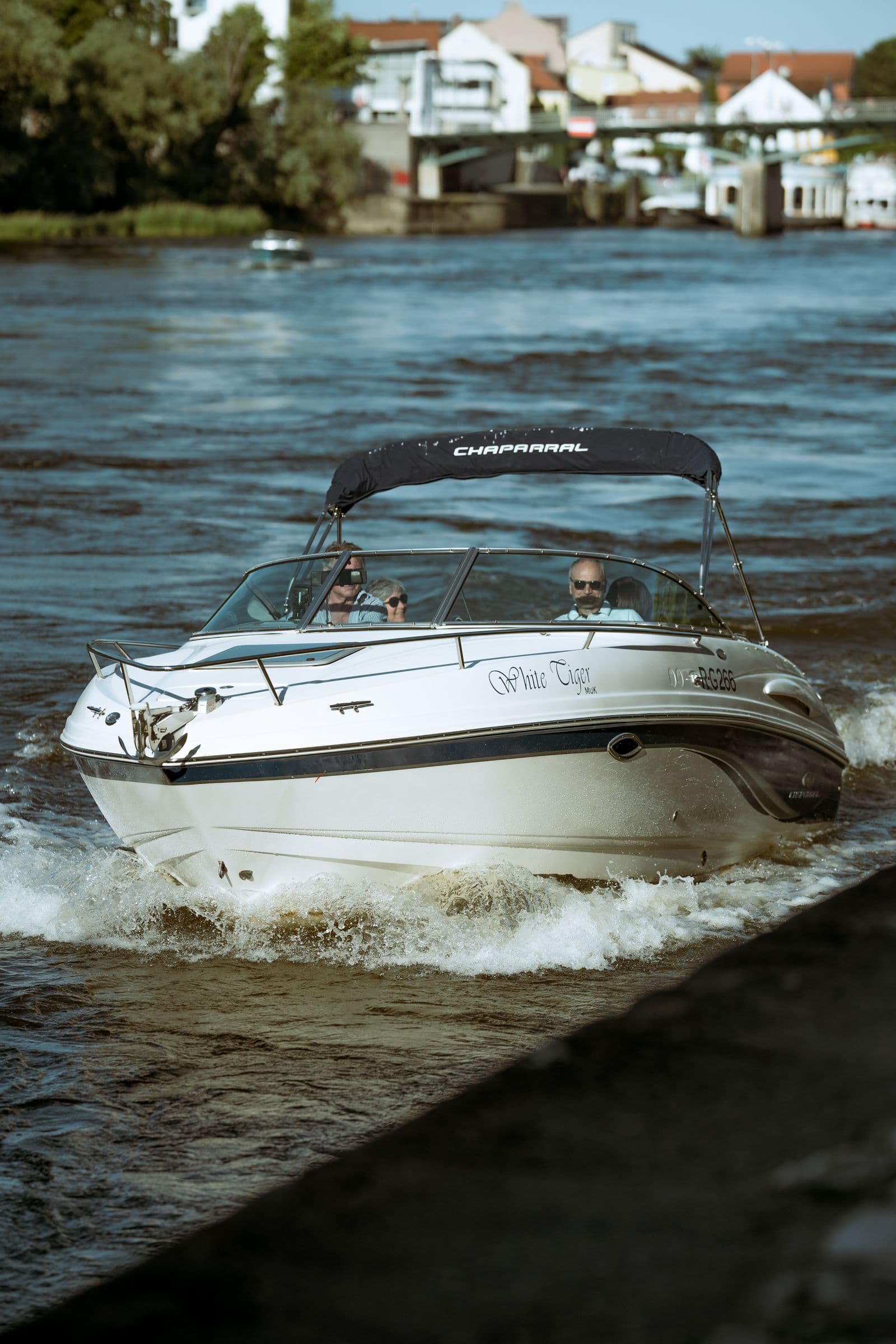 Sea Ray 230 SLX varend op het water