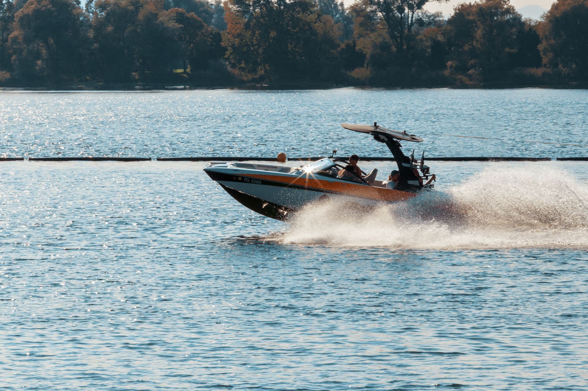 Speedboot varend op open water